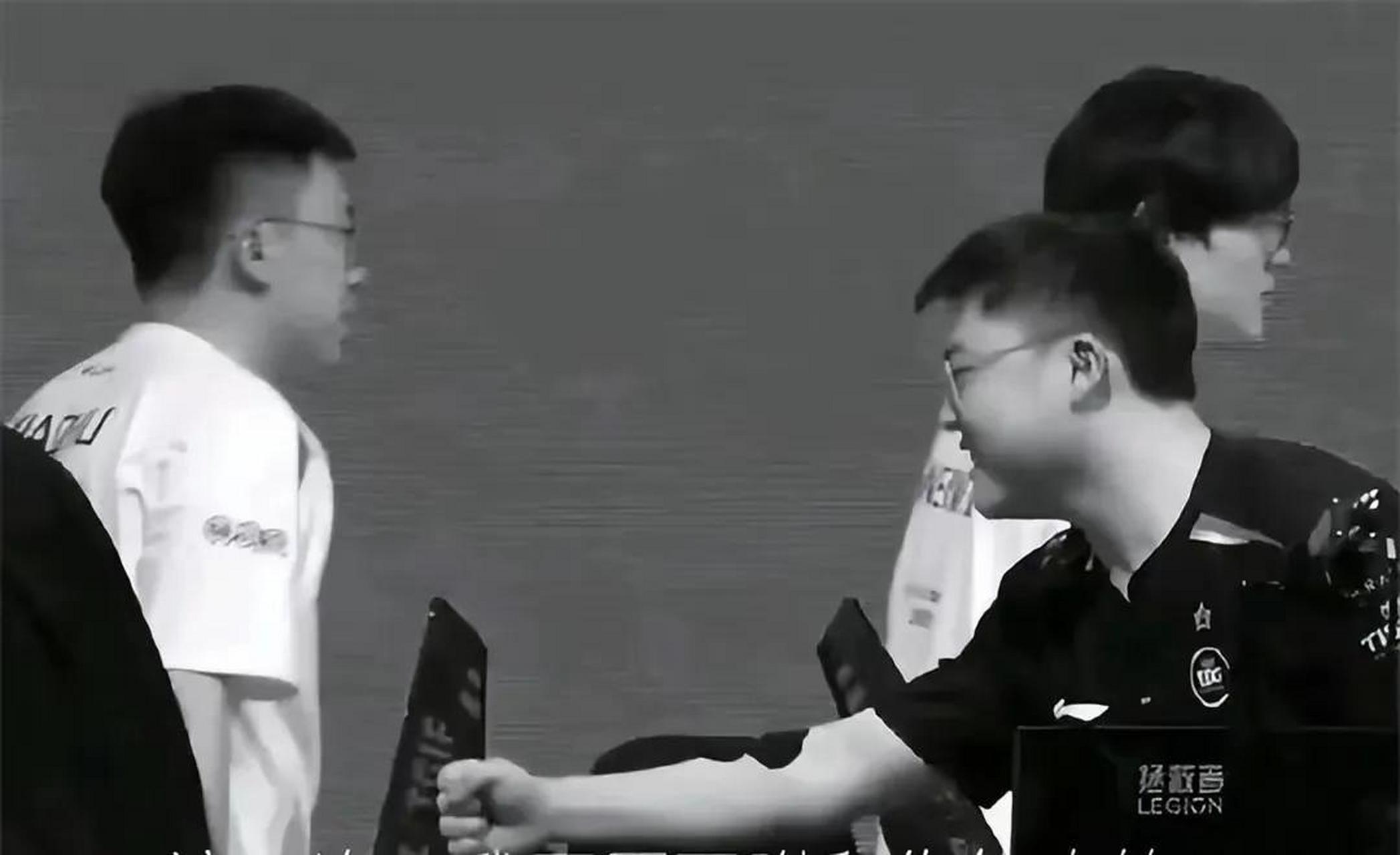 爱游戏下载app -Uzi回归赛场，精彩发挥首场状态亮眼，曼联观众沸腾！的简单介绍